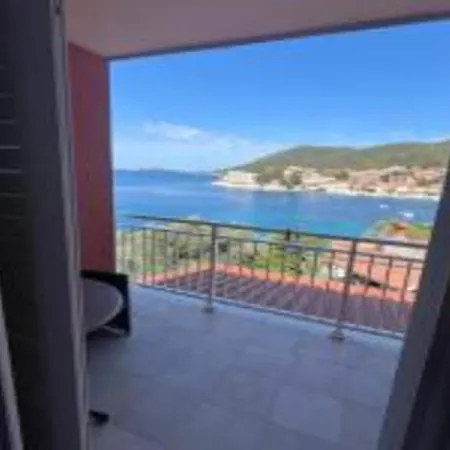 Apartment Bleu - One Bedroom With Balcony And View 1